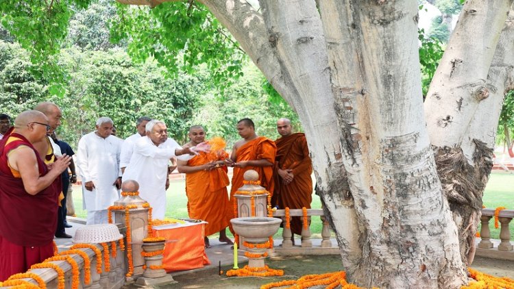 मुख्यमंत्री ने भगवान बुद्ध को किया नमन, बौद्ध भिक्षुओं के साथ बैठकर विश्व शांति के लिए की मंगल कामना