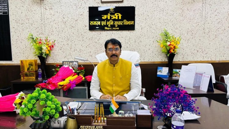 मुजफ्फरपुर के मुशहरी अंचल कार्यालय पर दलालों का कब्जा, मंत्री ने अपर मुख्य सचिव से मांगी रिपोर्ट