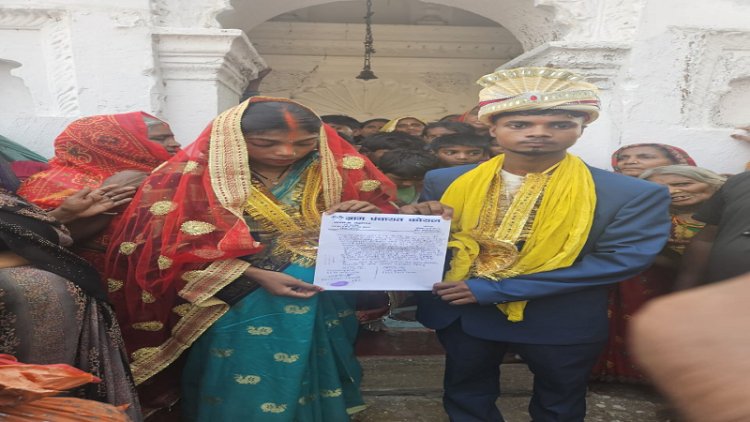 अजब प्रेम की गजब कहानी : भाभी के साथ कमरे में पकड़ाया देवर, ग्रामीणों ने दोनों को पकड़ करा दी शादी