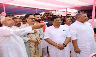 मुख्यमंत्री ने आचार्य किशोर कुणाल की प्रतिमा का किया अनावरण, धर्मशाला का भी किया शिलान्यास