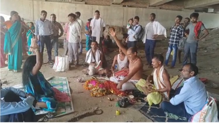 गंगा दशहरा पर आस्था की डुबकी, लेकिन अंधविश्वास का खेल भी जारी