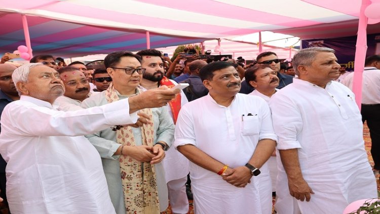 मुख्यमंत्री ने आचार्य किशोर कुणाल की प्रतिमा का किया अनावरण, धर्मशाला का भी किया शिलान्यास
