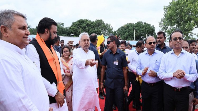 मुख्यमंत्री ने मधुबनी जिला के लिये प्रगति यात्रा में की गई घोषणाओं से संबंधित विकास योजनाओं का किया शिलान्यास