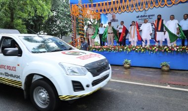 मुख्यमंत्री ने 71 पुलिस वाहनों को किया रवाना, यातायात नियंत्रण एवं सुरक्षा व्यवस्था सुदृढ़ करने में मिलेगी मदद