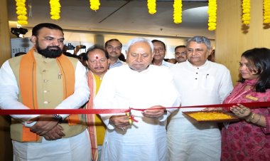 मुख्यमंत्री नीतीश कुमार ने बिहार संग्रहालय बिएनाले-2025 के प्रतीक चिन्ह का किया अनावरण