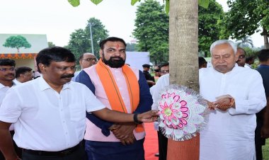 रक्षाबंधन पर राजधानी वाटिका में वृक्षों को रक्षा सूत्र बांध मुख्यमंत्री नीतीश कुमार ने दिया पर्यावरण संरक्षण का संदेश