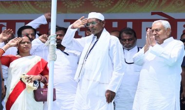 महादलित टोला में आयोजित झंडोत्तोलन कार्यक्रम में शामिल हुए मुख्यमंत्री नीतीश कुमार