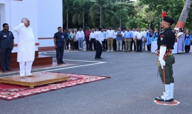 मुख्यमंत्री ने अपने सरकारी आवास पर किया झंडोत्तोलन