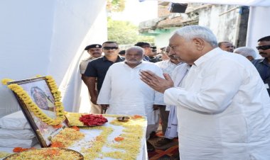 पाकड़ के पैक्स अध्यक्ष राम नारायण प्रसाद की धर्मपत्नी शकुंतला देवी के श्राद्धकर्म में शामिल हुए मुख्यमंत्री