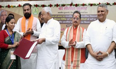 बिहार में नौकरी-रोजगार की बहार, मुख्यमंत्री नीतीश कुमार ने फिर 5353 अभ्यर्थियों को सौंपा नियुक्ति पत्र