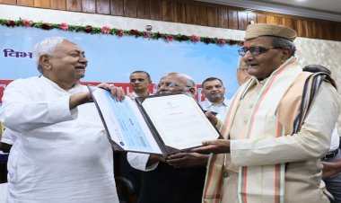 मुख्यमंत्री नीतीश कुमार ने हिन्दी सेवी सम्मान पुरस्कार का किया वितरण