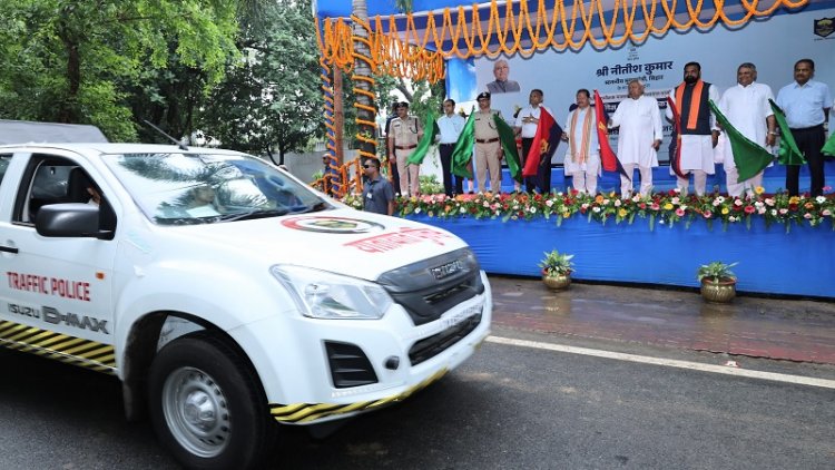 मुख्यमंत्री ने 71 पुलिस वाहनों को किया रवाना, यातायात नियंत्रण एवं सुरक्षा व्यवस्था सुदृढ़ करने में मिलेगी मदद