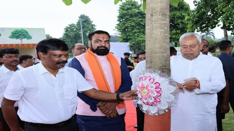 रक्षाबंधन पर राजधानी वाटिका में वृक्षों को रक्षा सूत्र बांध मुख्यमंत्री नीतीश कुमार ने दिया पर्यावरण संरक्षण का संदेश