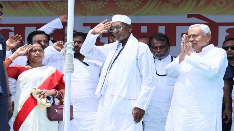 महादलित टोला में आयोजित झंडोत्तोलन कार्यक्रम में शामिल हुए मुख्यमंत्री नीतीश कुमार