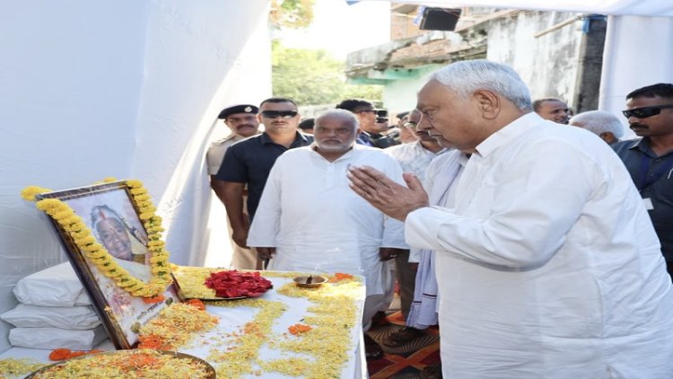 पाकड़ के पैक्स अध्यक्ष राम नारायण प्रसाद की धर्मपत्नी शकुंतला देवी के श्राद्धकर्म में शामिल हुए मुख्यमंत्री