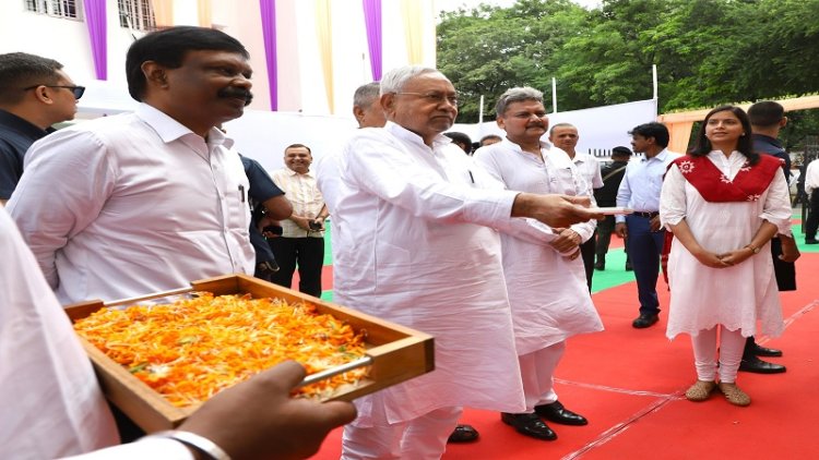मुख्यमंत्री ने एलएन मिश्र संस्थान में प्रबंधन विकास केंद्र एवं बालिका छात्रावास का किया उद्घाटन