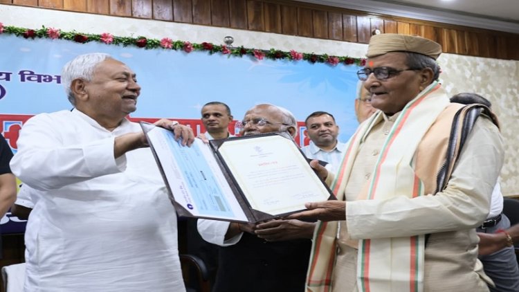 मुख्यमंत्री नीतीश कुमार ने हिन्दी सेवी सम्मान पुरस्कार का किया वितरण