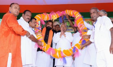 बक्सर को बड़ी सौगात देने के बाद राजपुर प्रखंड मुख्यालय में सीएम नीतीश  कुमार ने एनडीए कार्यकर्ताओं से किया संवाद