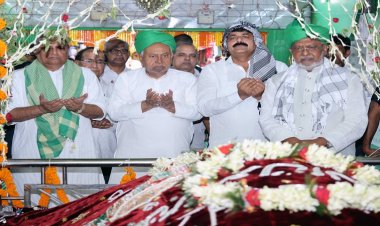 मुख्यमंत्री नीतीश कुमार ने हजरत शाह जलाल शहीद रहमतुल्लाह अलैह के मजार पर चादरपोशी की