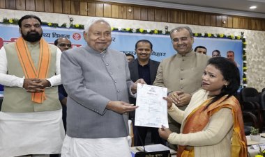 बिहार की स्वास्थ्य व्यवस्था हुई और सुदृढ़, सीएम नीतीश ने 1283 आयुष चिकित्सकों कौ सौंपा नियुक्ति पत्र