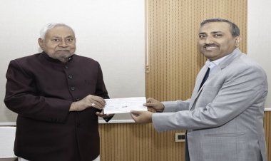 सीएम नीतीश ने मुख्यमंत्री राहत कोष में एक माह के वेतन का चेक सौंपा