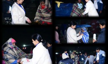 असहाय, पीड़ित एवं बेसहारों तक पहुंच कर डीएम ने लोगों  के बीच कंबल, साड़ी, धोती का किया वितरण