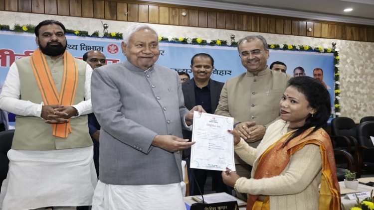 बिहार की स्वास्थ्य व्यवस्था हुई और सुदृढ़, सीएम नीतीश ने 1283 आयुष चिकित्सकों कौ सौंपा नियुक्ति पत्र