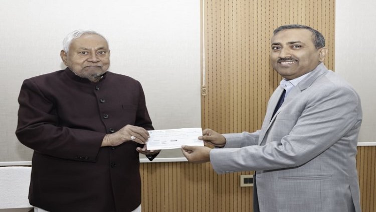 सीएम नीतीश ने मुख्यमंत्री राहत कोष में एक माह के वेतन का चेक सौंपा