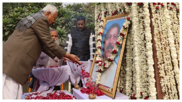 मुख्यमंत्री नीतीश कुमार ने भाजपा के वरिष्ठ नेता नवीन किशोर सिन्हा की पुण्यतिथि पर दी भावभीनी श्रद्धांजलि