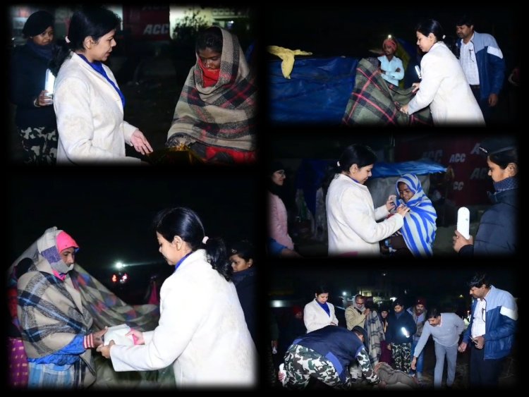 असहाय, पीड़ित एवं बेसहारों तक पहुंच कर डीएम ने लोगों  के बीच कंबल, साड़ी, धोती का किया वितरण