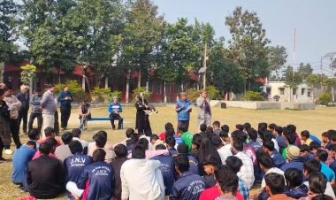 मोतिहारी के पिपराकोठी जवाहर नवोदय विधालय के छात्र-छात्राओं ने प्रिसिंपल और स्कूल प्रशासन के खिलाफ खोला मोर्चा, कड़ाके की ठंड में भूख हड़ताल पर बैठे छात्र