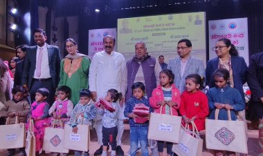 आंगनबाड़ी केंद्र के बच्चों को जीविका दीदीयों द्वारा निर्मित पोशाक का हुआ वितरण