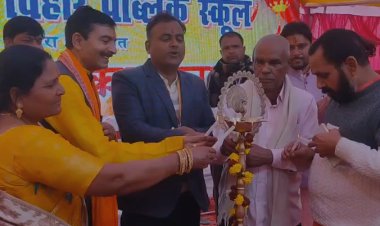 धूमधाम से मनाई गई सरस्वती की पूजा , डीएम मिथिलेश मिश्र ने दीप प्रज्ज्वलित कर किया कार्यक्रम का शुभारंभ