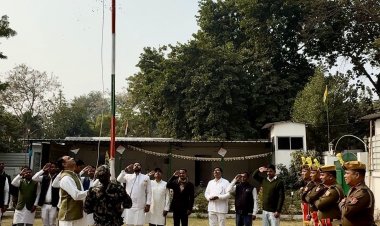 77वां गणतंत्र दिवस: तेज प्रताप यादव ने सरकारी आवास पर फहराया तिरंगा, दिया देशभक्ति का संदेश