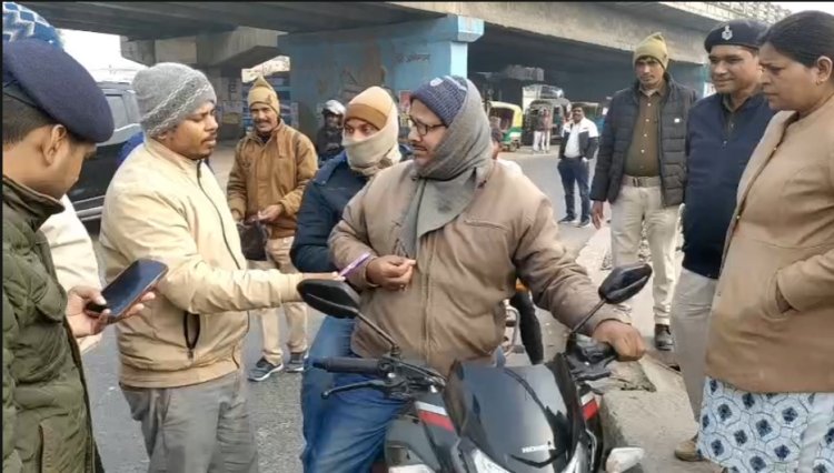 परिवहन विभाग द्वारा चलाये जा रहे सड़क सुरक्षा जागरूकता अभियान  ,नियम तोड़ने वालों को पहनाई गयी फूलों की माला