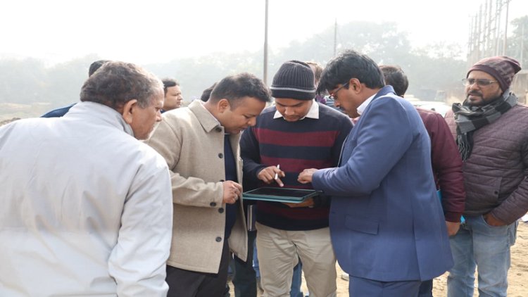 जिलाधिकारी ने लोककल्याणकारी योजनाओं की प्रगति का किया स्थल निरीक्षण, अधिकारियों को दिया बड़ा निर्देश