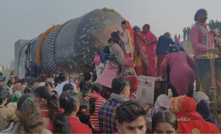 दुनिया का सबसे बड़ा शिवलिंग तमिलनाडु से मोतिहारी पहुंचा, बिराट रामायण मंदिर में खरमास बाद होगा स्थापित, पूजा-अर्चना के लिए श्रद्धालुओं की लगी भीड़