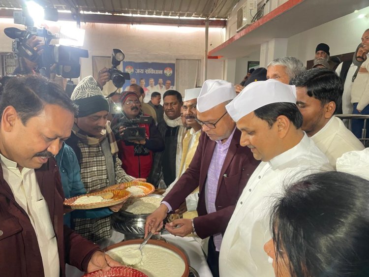 मकर संक्रांति पर सदाकत आश्रम में कांग्रेस का दही-चूड़ा स्नेह भोज, प्रदेश अध्यक्ष राजेश राम रहे मौजूद
