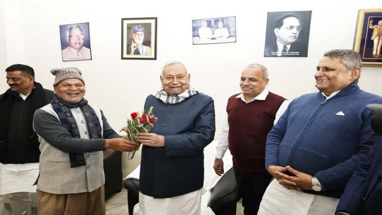 मकर संक्रांति पर जदयू द्वारा आयोजित दही-चूड़ा भोज में शामिल हुए मुख्यमंत्री