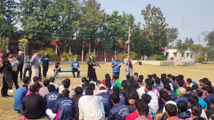 मोतिहारी के जवाहर नवोदय विद्यालय में छात्रों का आंदोलन जारी, कड़ाके की ठंड में भूख हड़ताल पर बैठे छात्र