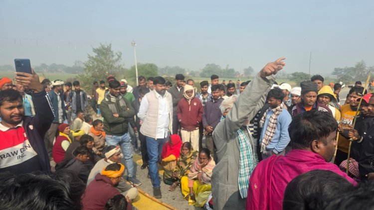 स्कूली छात्रा से सामूहिक दुष्कर्म के खिलाफ सड़क पर उतरे ग्रामीण, घंटों रहा जाम  कानून व्यवस्था पर उठे सवाल