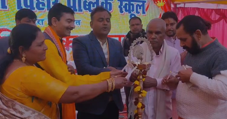 धूमधाम से मनाई गई सरस्वती की पूजा , डीएम मिथिलेश मिश्र ने दीप प्रज्ज्वलित कर किया कार्यक्रम का शुभारंभ