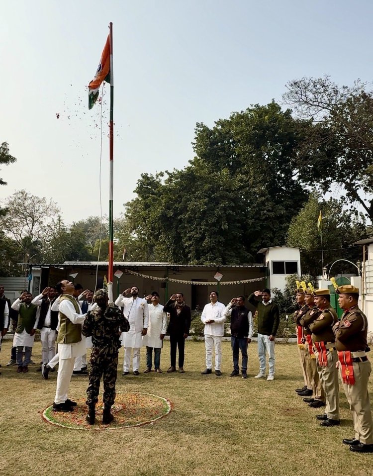 77वां गणतंत्र दिवस: तेज प्रताप यादव ने सरकारी आवास पर फहराया तिरंगा, दिया देशभक्ति का संदेश