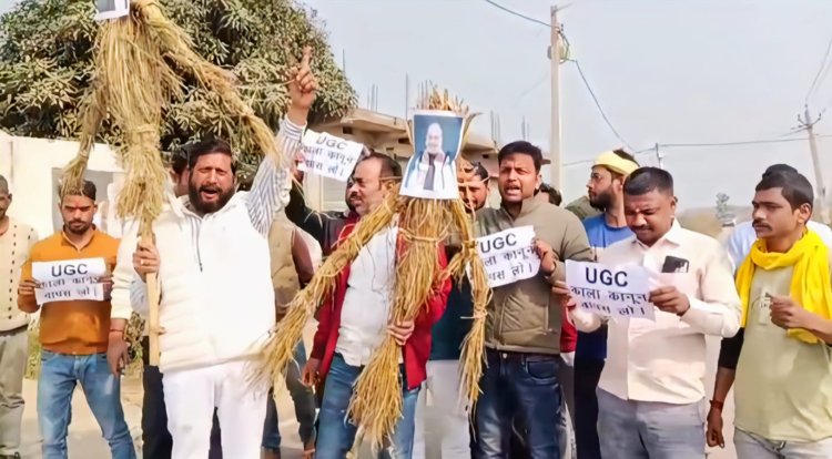 नवादा में भाजपा कार्यालय के द्वार पर पीएम मोदी और अमित शाह का पुतला दहन