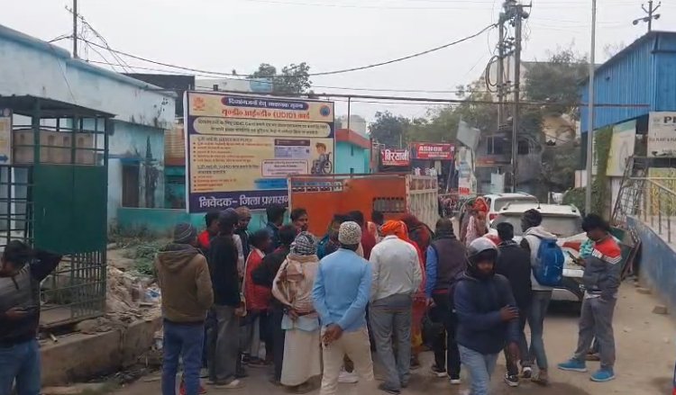 तेज रफ्तार कार की टक्कर से युवक की मौत, हाई टेंशन करंट की चपेट में आने से दूसरे युवक ने भी गंवाई जान