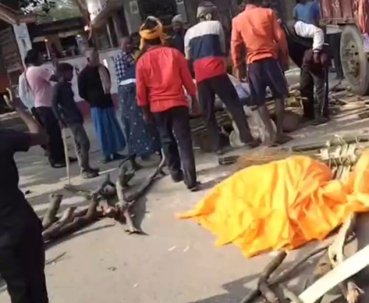 हाजीपुर बीच सड़क पर महादलित महिला की शव पर डीएम वर्षा सिंह ने की बड़ी कारवाई