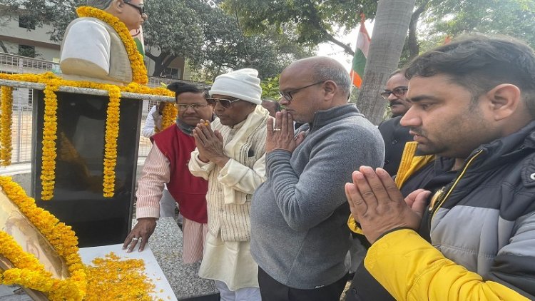 श्रीकृष्ण सिंह एवं विद्याकर कवि के पुण्यतिथि पर कांग्रेसजनों ने अर्पित किया श्रद्धांजलि