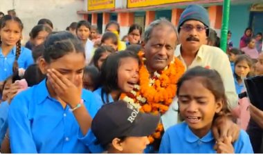 रिटायरमेंट पर भावुक हुईं छात्राएं, प्रिंसिपल से लिपटकर फूट-फूट कर रोईं, कहा-सर, हमें छोड़कर मत जाइए