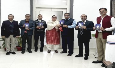 अनुशासनात्मक कार्रवाई पर संक्षिप्त मार्गदर्शिका पुस्तक का विमोचन