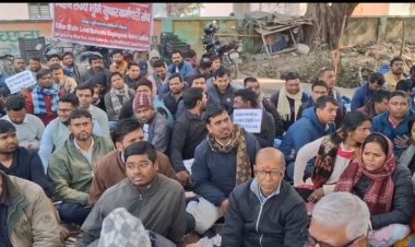 अंचलाधिकारियों के बाद अब राजस्व कर्मचारी का शुरू हुआ आंदोलन